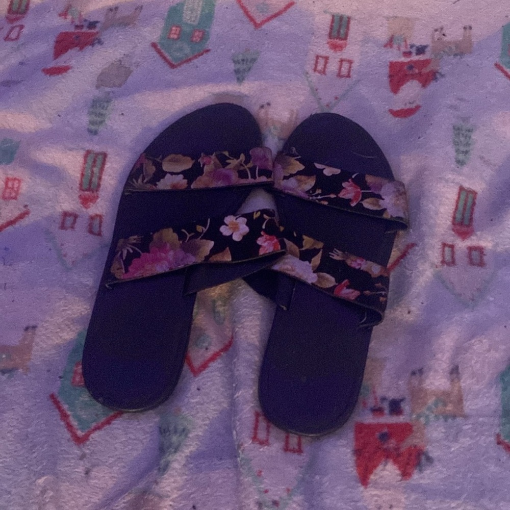 Size 6 1/2 Flower Sandals by Rouge 🌸. - Picture 3 of 4